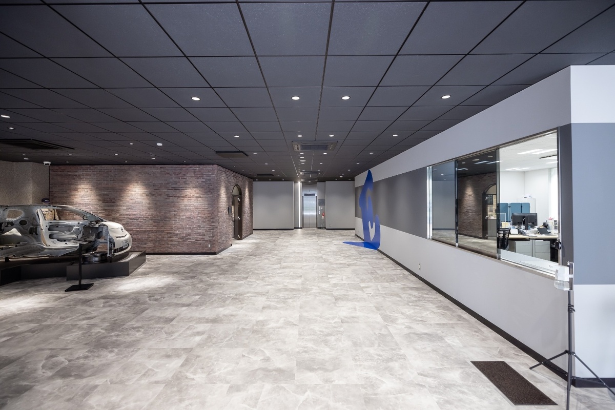 開放的なロビーで、皆様をお出迎えします。