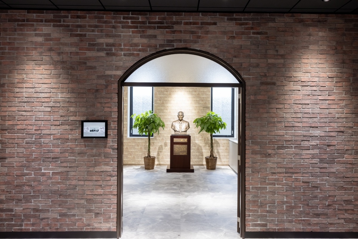 明治時代をイメージしたレンガ調とアーチデザイン。