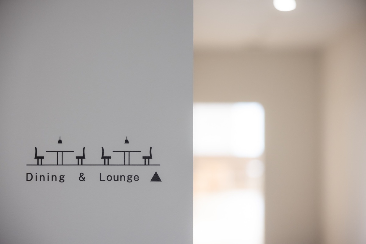 建物内の案内サインも全て自社商品です。