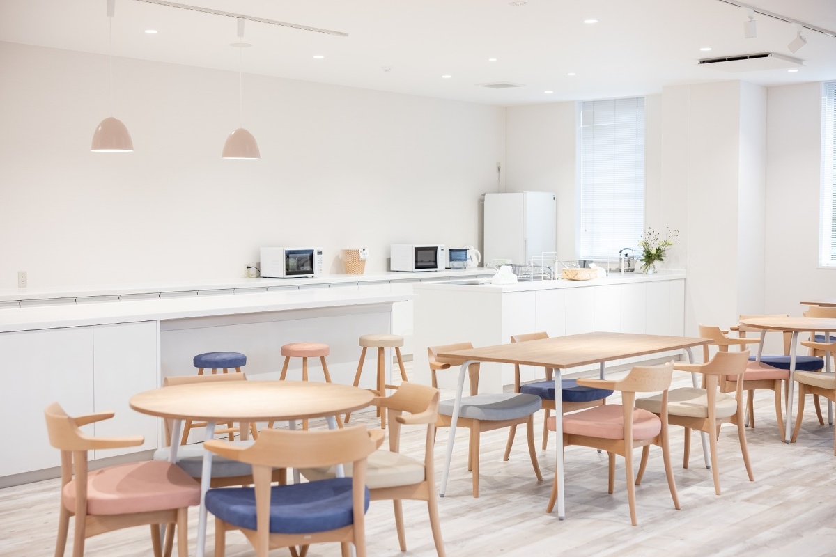 従業員全員が利用できる食堂。キッチンも併設。
