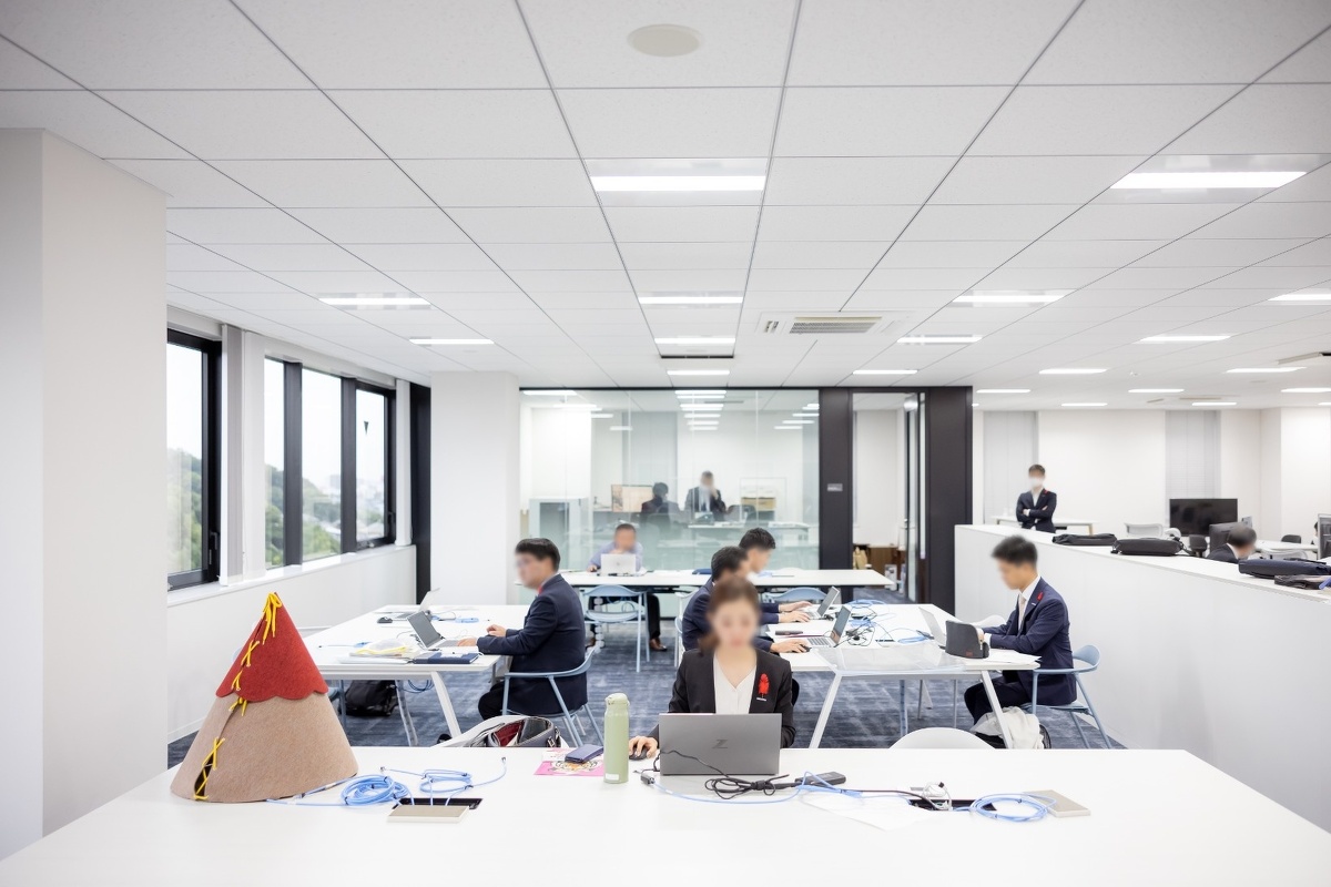 フリーアドレスを導入し、防音個室スペースがあります。