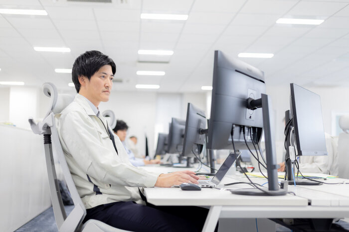 新規事業室N.KさんオフィスでPCに向かう
