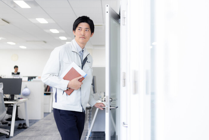 オフィスの個室前の新規事業室N.Kさん