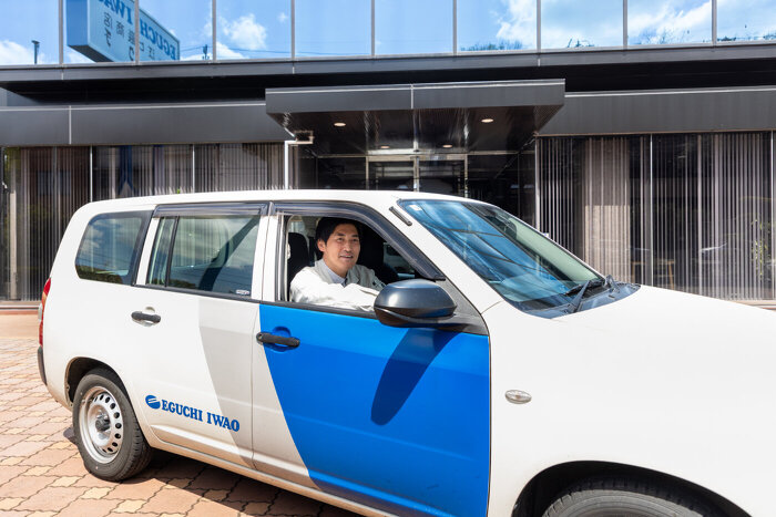 社用車に乗る新規事業室N.Kさん