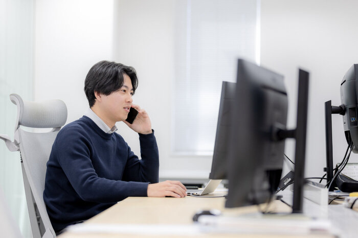 PC前で電話をするモビリティ第１営業部O.Rさん