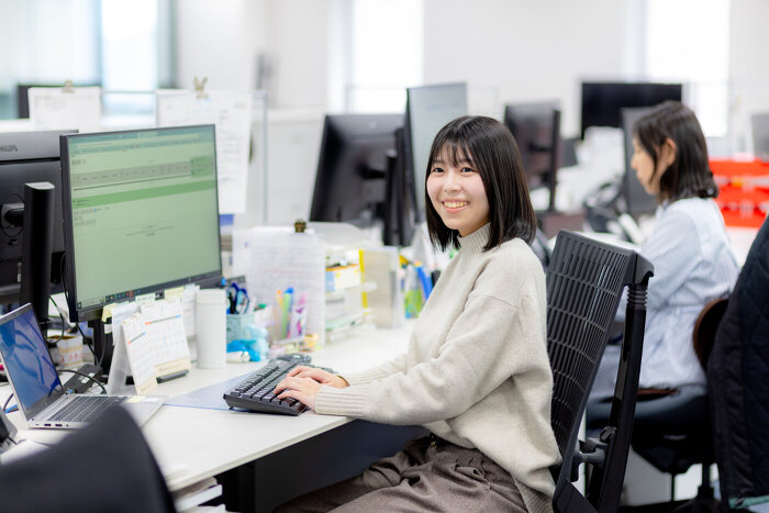パソコン前で会話する業務部U.Sさん