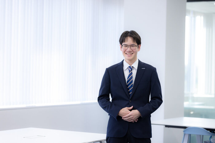 オフィスに立つモビリティ第2営業部K.Sさん