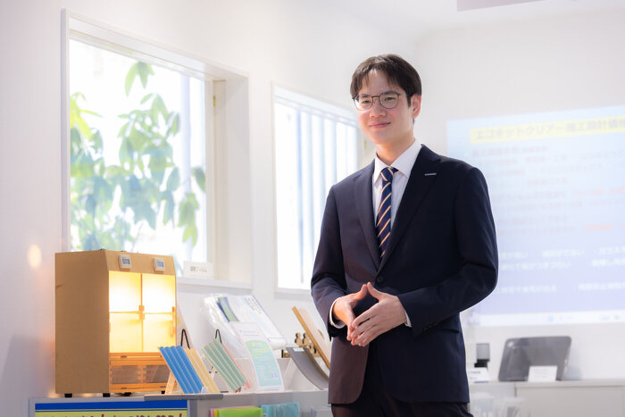 商材展示室にて説明するモビリティ第2営業部K.Sさん