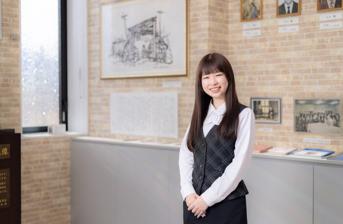 みよしオフィス歴史館に立つ業務部S.Aさん