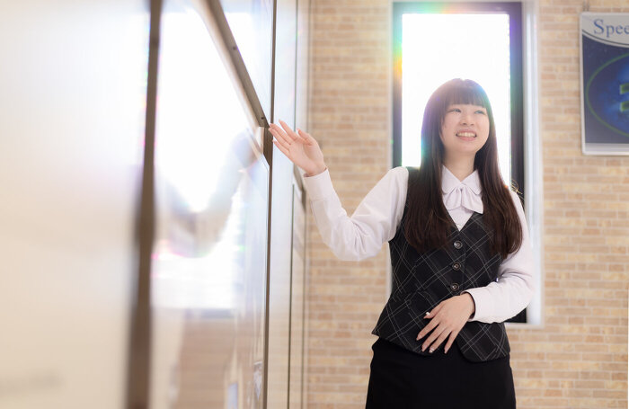 歴史館で説明をする業務部S.Aさん