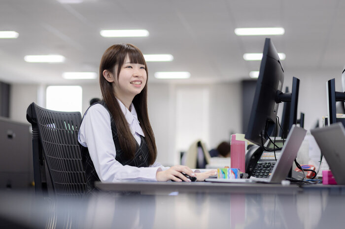 PC作業を行う業務部S.Aさん
