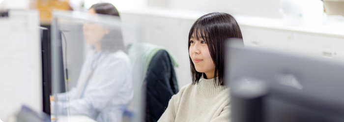 PC作業をする社員の写真