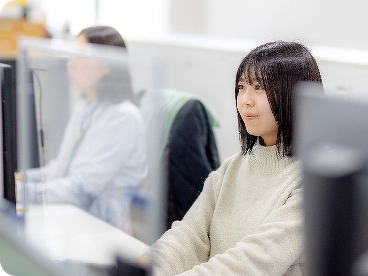 PC作業をする社員の写真