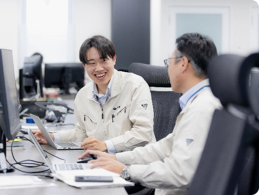 談笑する写真の写真